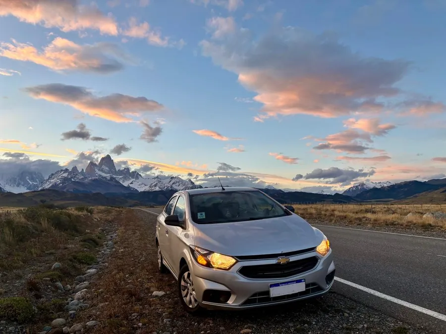 Auto de traslado privado en la ruta al atardecer, con el cordón del Fitz Roy de fondo